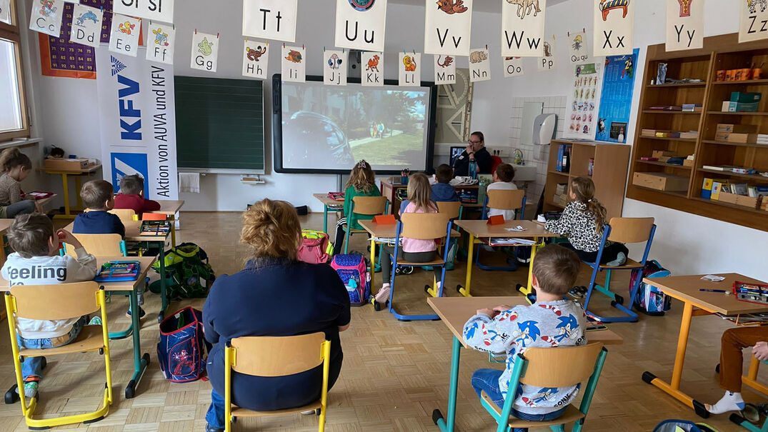 Volksschule Pertisau Ein Foto einer Schulklasse im Klassenzimmer der Volksschule Pertisau.