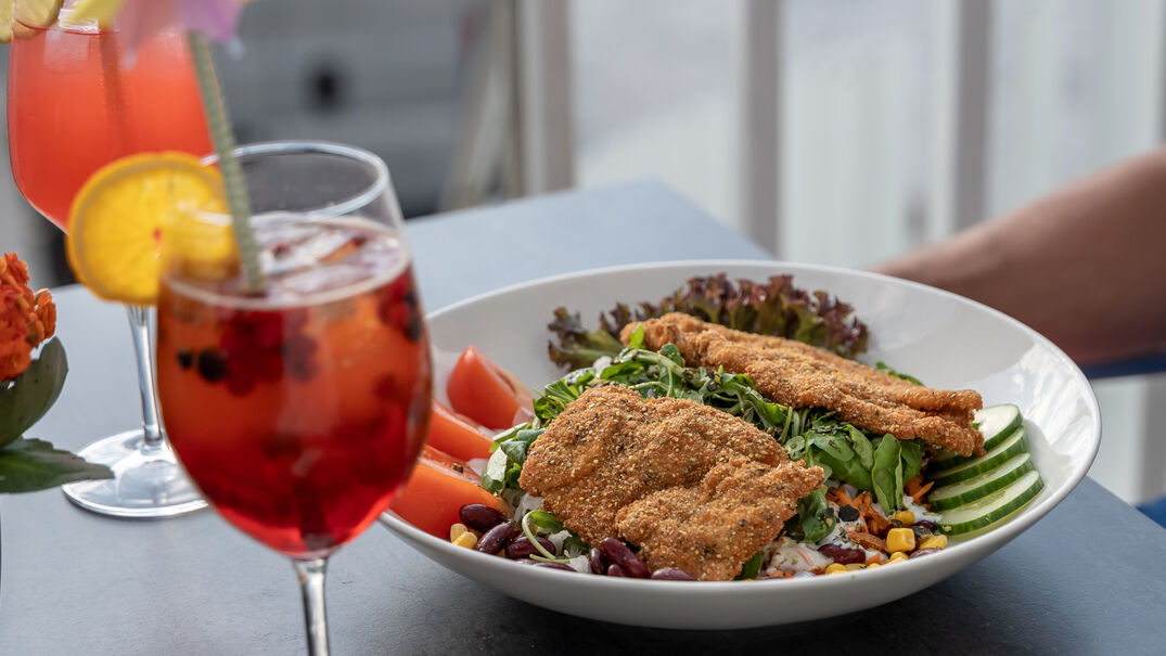 Kulinarik im Atoll Achensee Im Atoll Achensee in Maurach warten leckere Gerichte wie Hühnerstreifen-Salat.