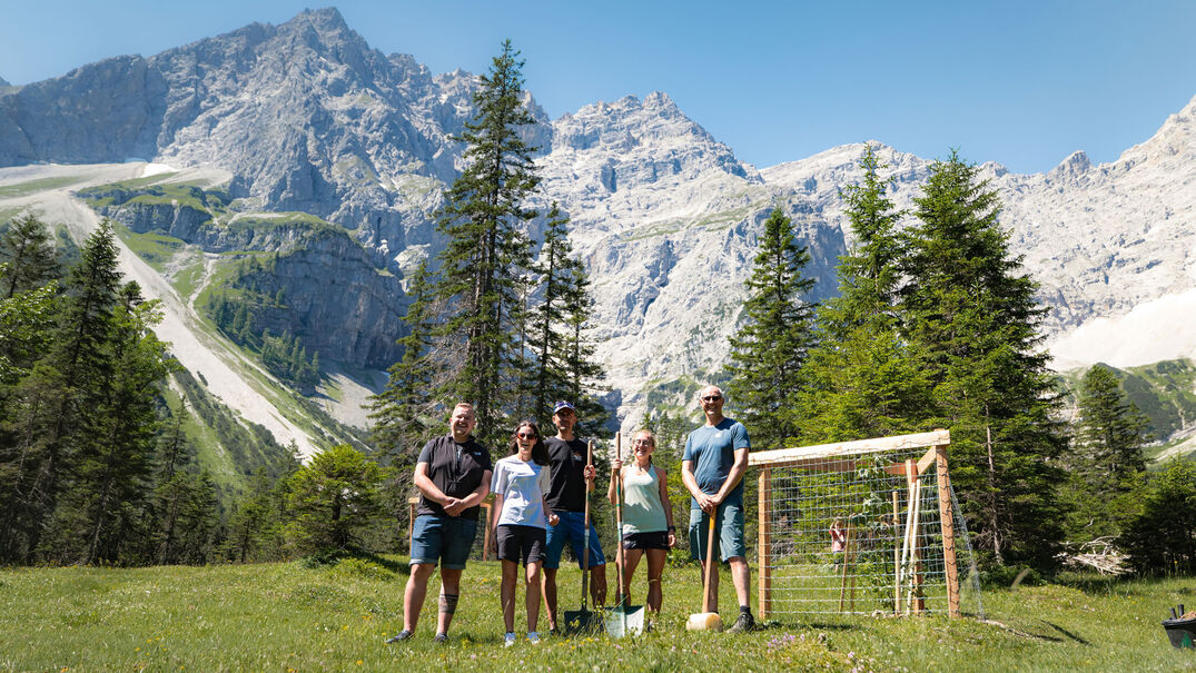 Die Erstplatzierten des letztjährigen Karwendelmarschs pflanzen traditionsgemäß ihren Siegerbaum am Kleinen Ahornboden im Naturpark Karwendel.