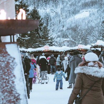 Lovers of Lake Achensee enjoy the Advent and Christmas market at Lake Achensee.