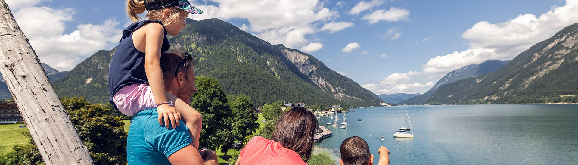 Familienausflug zum Hochsteg in Pertisau Der 14 Meter hohe Steg in Pertisau am Achensee ist ein Highlight der Region und ein gern besuchtes Ausflugsziel für Familien.}