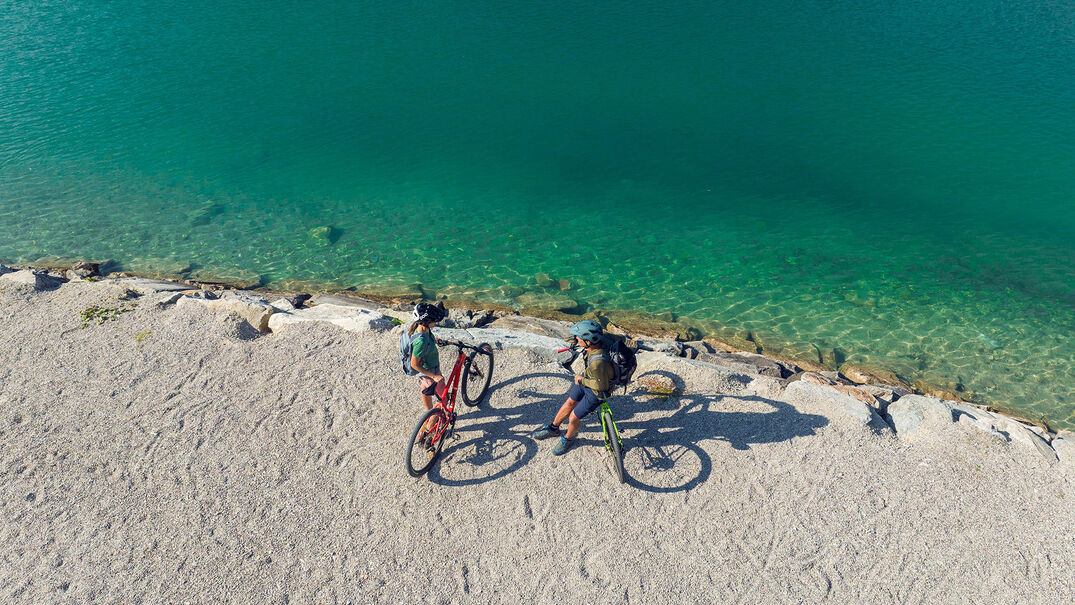 Biken in Maurach am Achensee Ein Pärchen erkundet das Seeufer in Maurach am Achensee mit dem Bike.