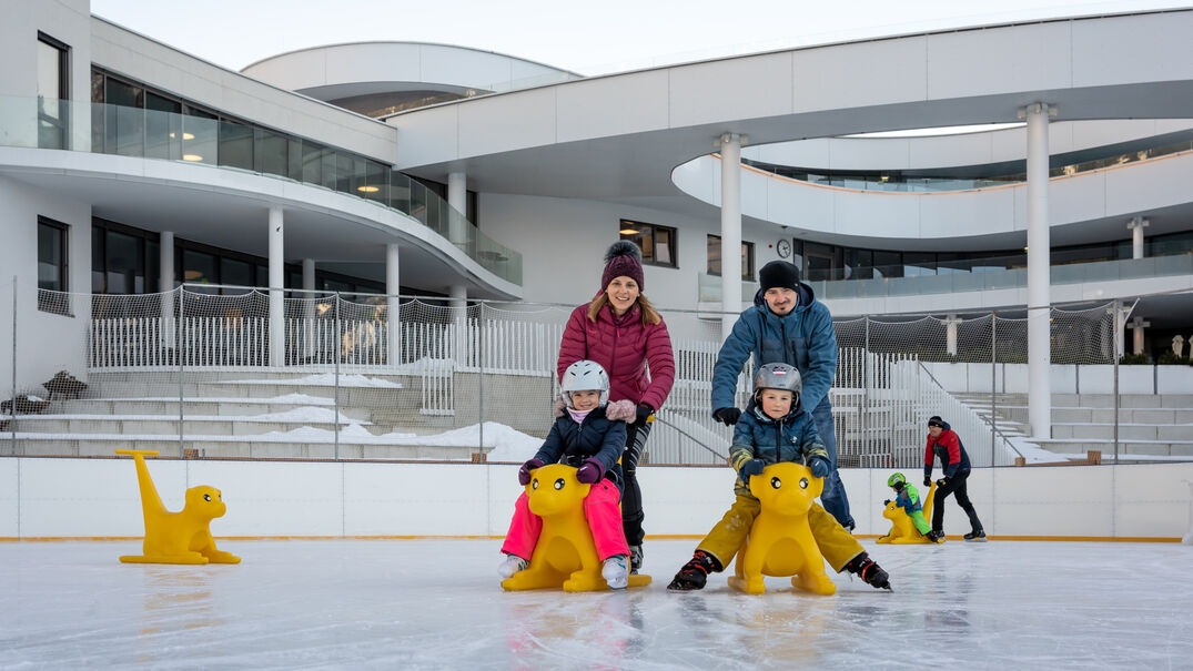 Eislaufen beim Atoll Achensee Eine Familie genießt den Wintertag auf dem Eislaufplatz des Atoll Achensee in Maurach.