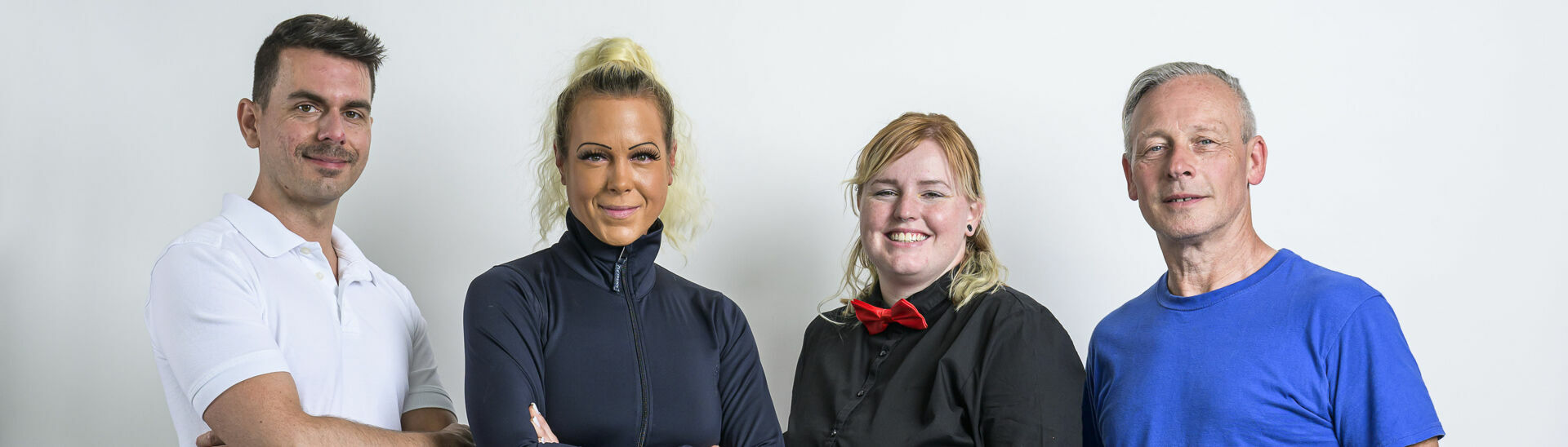 Mitarbeiter der Region Achensee Ein Gruppenfoto eines Masseurs, einer Reitlehrerin, einer Kellnerin & eines Seilbahnmitarbeiters der Region Achensee.}