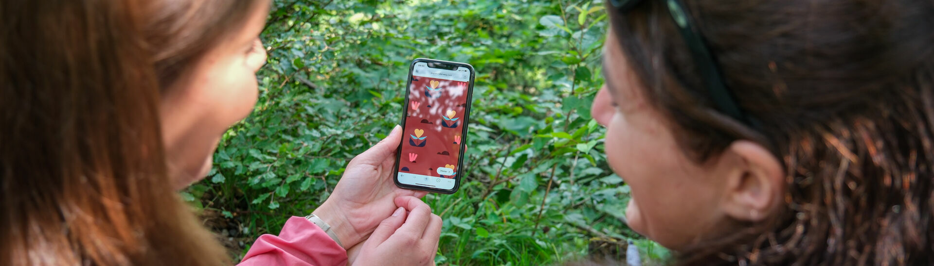 Wunderweg „Besinnung am Achensee" Zwei Freundinnen erkunden den interaktiven Wunderweg „Besinnung am Achensee" zwischen Maurach und Pertisau.}