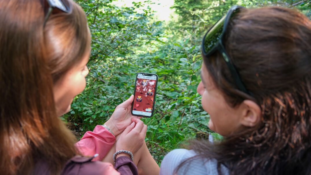 Wunderweg „Besinnung am Achensee" Zwei Freundinnen erkunden den interaktiven Wunderweg „Besinnung am Achensee" zwischen Maurach und Pertisau.