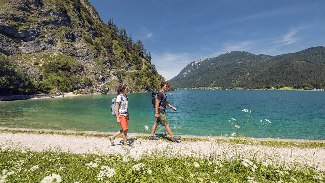 Pärchen-Wanderung am Gaisalmsteig Ein Pärchen genießt einen Spaziergang neben dem Seeufer in der auf dem Gaisalmsteig bei Kaiserwetter.