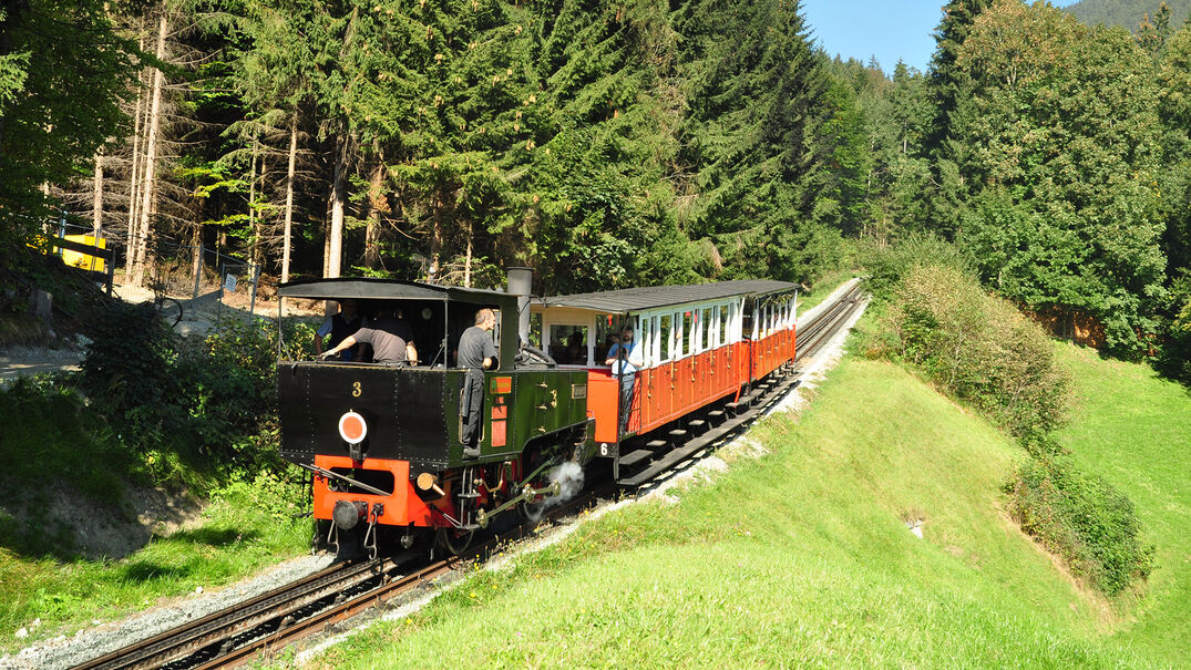 Die Achensee Dampf-Zahnradbahn Mit Europas ältester Dampf-Zahnradbahn auf einen Nostalgietrip von Jenbach nach Seespitz fahren.
