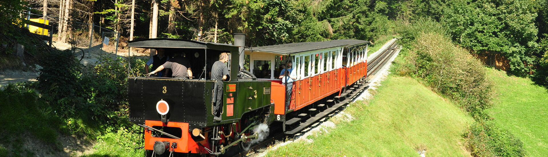 Die Achensee Dampf-Zahnradbahn Mit Europas ältester Dampf-Zahnradbahn auf einen Nostalgietrip von Jenbach nach Seespitz fahren.}