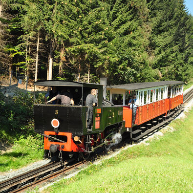 Mit Europas ältester Dampf-Zahnradbahn auf einen Nostalgietrip von Jenbach nach Seespitz fahren.