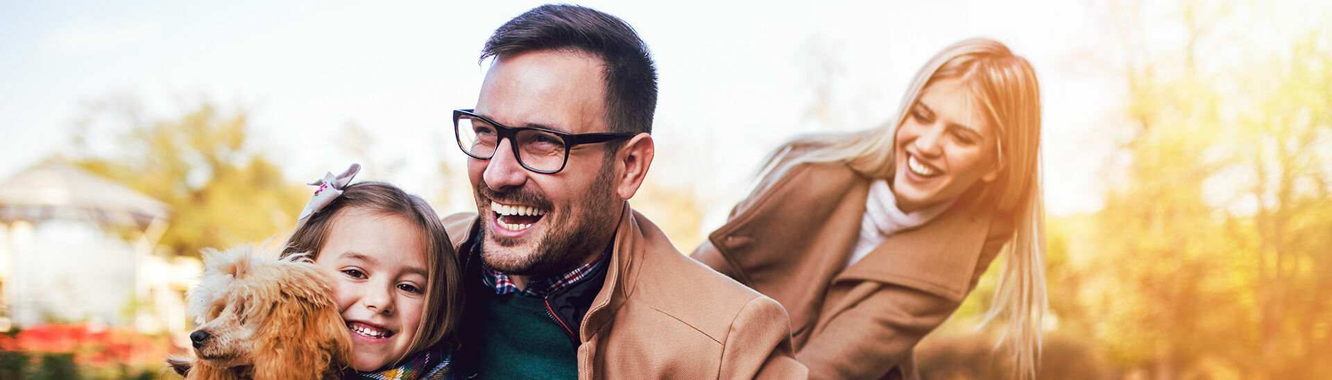 Barrierefreier Familienurlaub am Achensee Eine lachende Familie aus einem Rollstuhlfahrer, seiner Frau, Tochter und Hund im Sommer.}