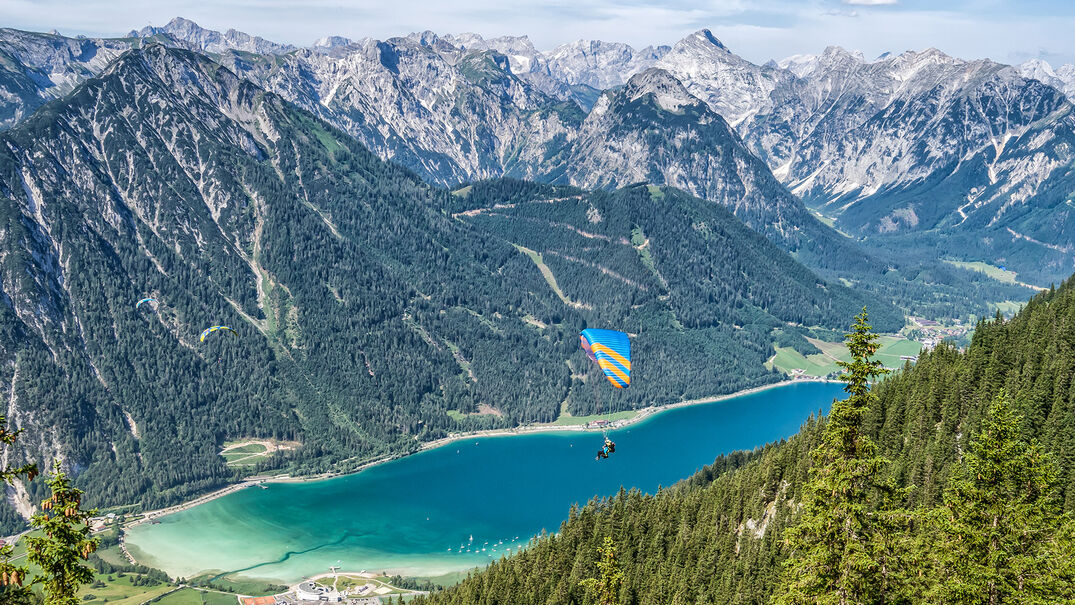 Paragleiten am Achensee Am Achensee, der von Karwendel- und Rofangebirge umgeben ist, liegt eines der schönsten und besten Fluggebiete Österreichs. Ein beliebter Start ist dabei das Rofangebirge.