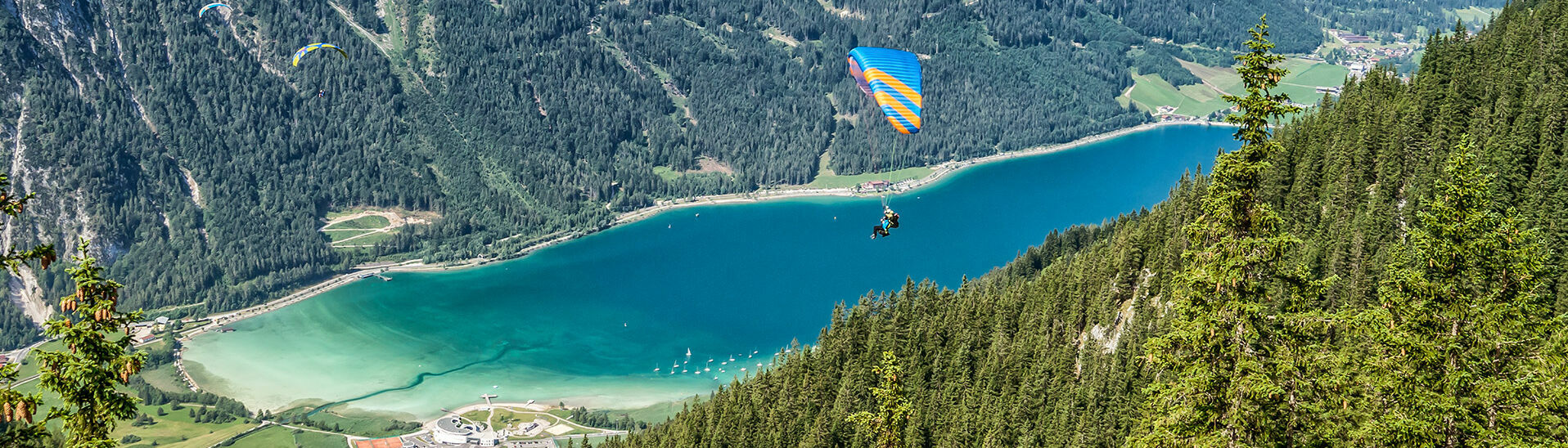 Paragleiten am Achensee Am Achensee, der von Karwendel- und Rofangebirge umgeben ist, liegt eines der schönsten und besten Fluggebiete Österreichs. Ein beliebter Start ist dabei das Rofangebirge.}