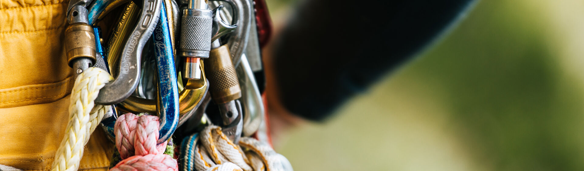Ein Anhänger an der Hose einer Person mit vielen verschiedenen Karabinern daran.