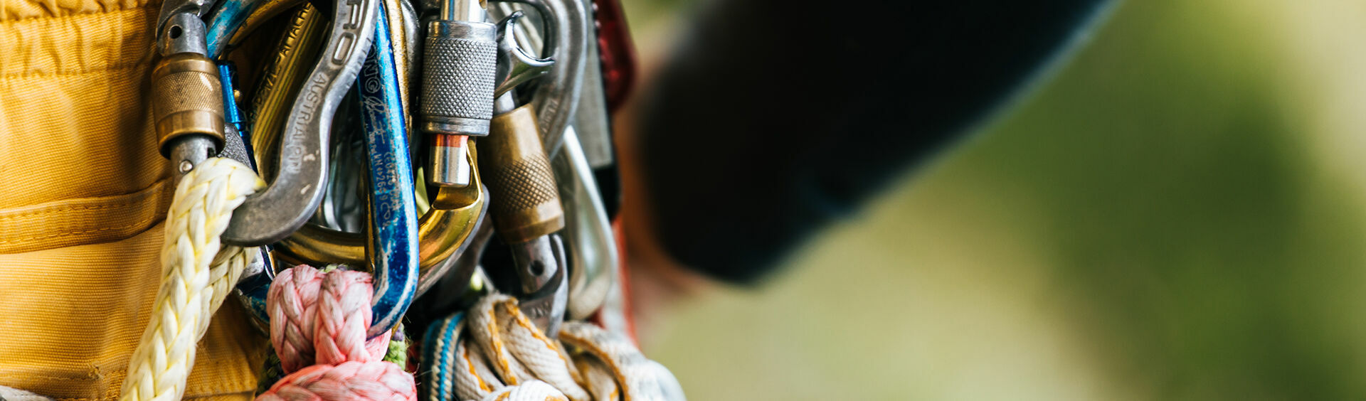 Ein Anhänger an der Hose einer Person mit vielen verschiedenen Karabinern daran.