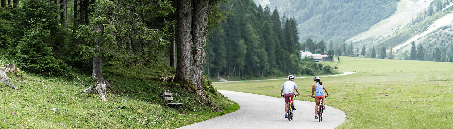 E-Bike Tour in den Karwendeltälern Die Naturlandschaft der Karwendeltäler mit dem E-Bike erkunden und die gemeinsame Zeit genießen.}