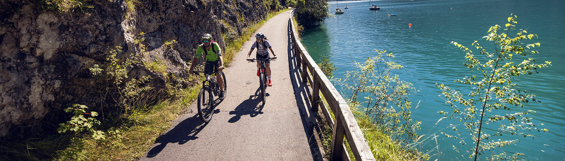 Der Radwanderweg entlang des Seeufers in Achenkirch am Achensee.}