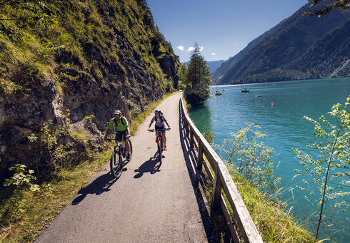 Der Radwanderweg entlang des Seeufers in Achenkirch am Achensee.