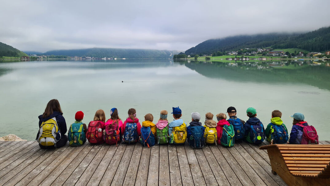 Kindergarten am Achensee Ein Gruppe Kindergartenkinder blickt vom Steg auf den Achensee.