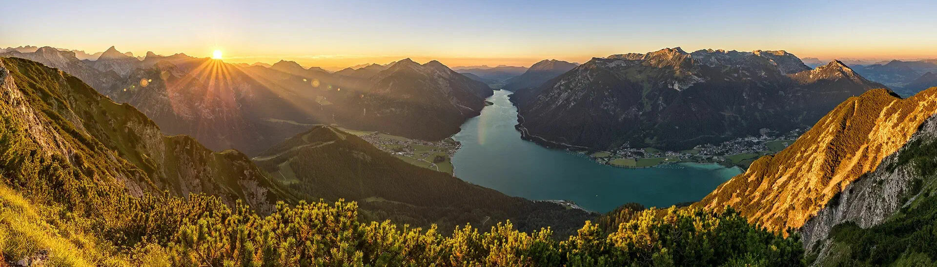 Sonnenuntergang am Bärenkopf in Pertisau mit Blick auf den Achensee.}