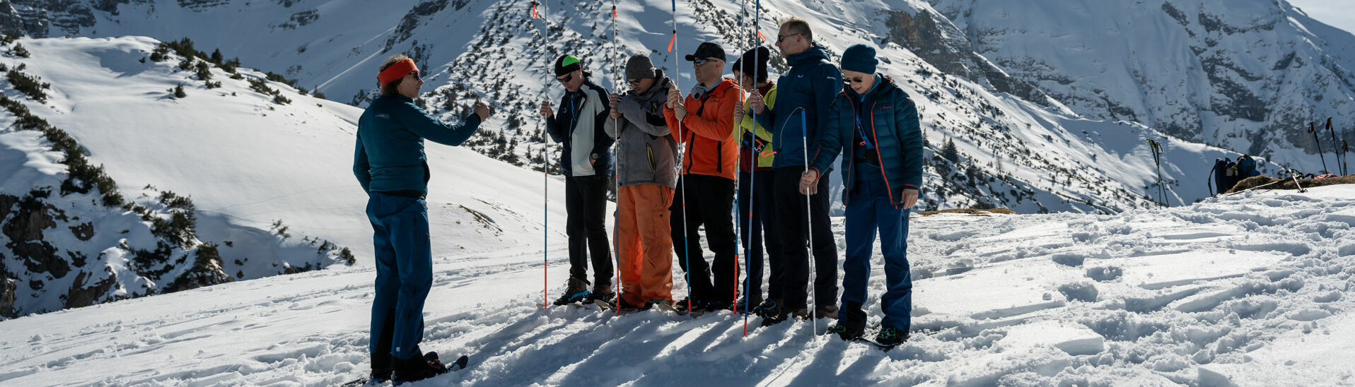 Lawinentraining im Karwendelgebirge Eine Gruppe von Schneeschuhwanderern übt sich beim Lawinentraining im Karwendelgebirge im Sondieren.}