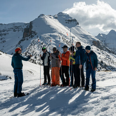 Eine Gruppe von Schneeschuhwanderern übt sich beim Lawinentraining im Karwendelgebirge im Sondieren.