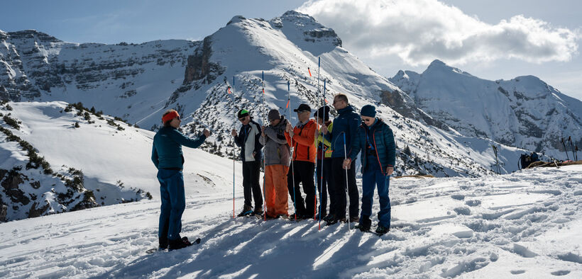 Eine Gruppe von Schneeschuhwanderern übt sich beim Lawinentraining im Karwendelgebirge im Sondieren.