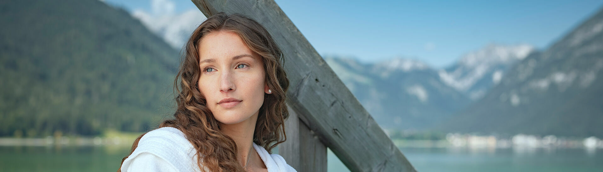 Im Bademantel am Steg des SEE-Bades in Maurach am Achensee, umringt von wunderschöner Naturlandschaft, Genussmomente erleben.}