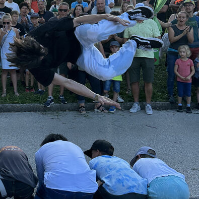 Chill & Jump #Achensee is an amazing event featuring the best cliff divers jumping from the viewing platform in Pertisau.