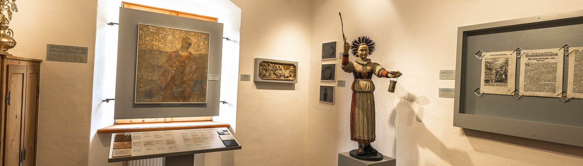 Neben den ältesten Dokumenten der Notburga-Verehrung sind im Notburga Museums in Eben auch Exponate barocker Kunst und Prozessionsgegenstände sehen.}