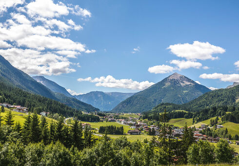 Etappe 2 Achenkirch am Achensee mit Blick auf die wunderschöne Berglandschaft.