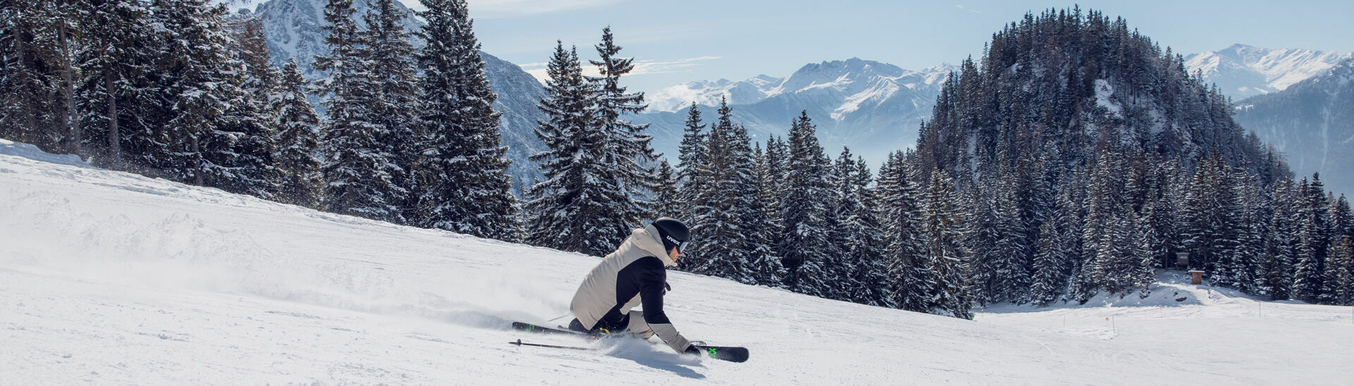 Skifahren im Rofangebirge Skifahrer genießen den sonnigen Wintertag auf den gut präparierten Pisten im Rofangebirge.}