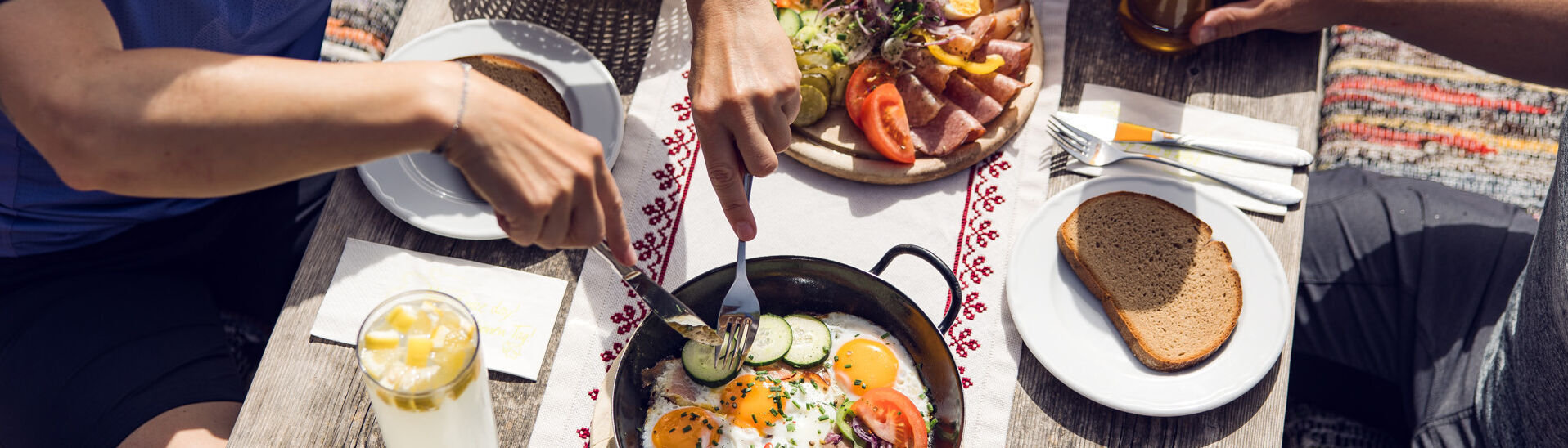 Hütteneinkehr auf der Feilalm Bei Tiroler Schmankerln lässt sich eine Pause nach einer Radtour besonders gut genießen.}