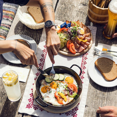 Bei Tiroler Schmankerln lässt sich eine Pause nach einer Radtour besonders gut genießen.