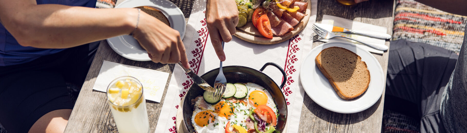 Hütteneinkehr auf der Feilalm Bei Tiroler Schmankerln lässt sich eine Pause nach einer Radtour besonders gut genießen.}