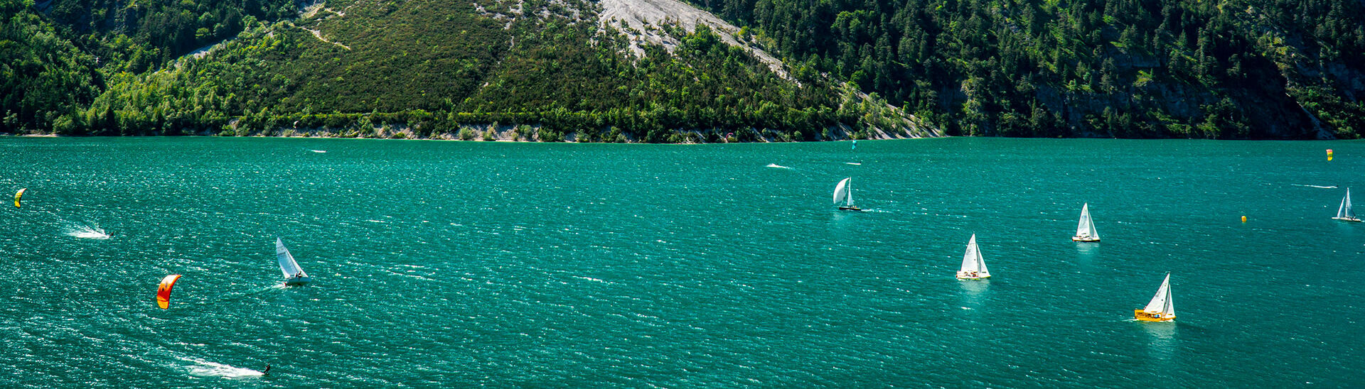 Segeln am Achensee Am Achensee herrschen oft perfekte, manchmal auch herausfordernde Windbedingungen für Surfer, Segler und Kitesurfer.}