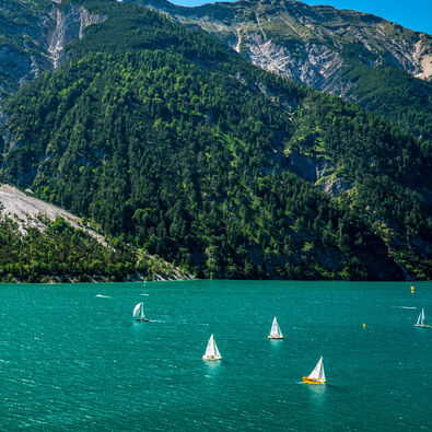 Am Achensee herrschen oft perfekte, manchmal auch herausfordernde Windbedingungen für Surfer, Segler und Kitesurfer.
