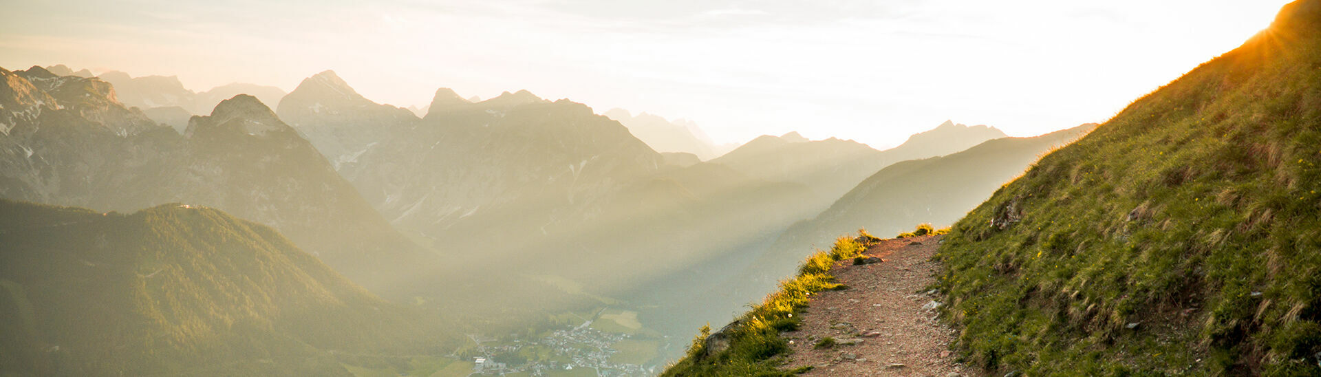 Der Wanderweg zur Dalfaz Alm Der Wanderweg zur Dalfaz Alm ermöglicht einen tollen Ausblick auf den Achensee.}