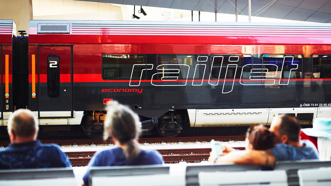 Railjet der ÖBB Mit Öffis wie der Oebb nachhaltig an den Achensee reisen!