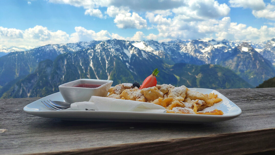Kaiserschmarrn auf der Dalfaz Alm Genießt Tiroler Köstlichkeiten wie einen Kaiserschmarrn entlang der Wanderrouten!
