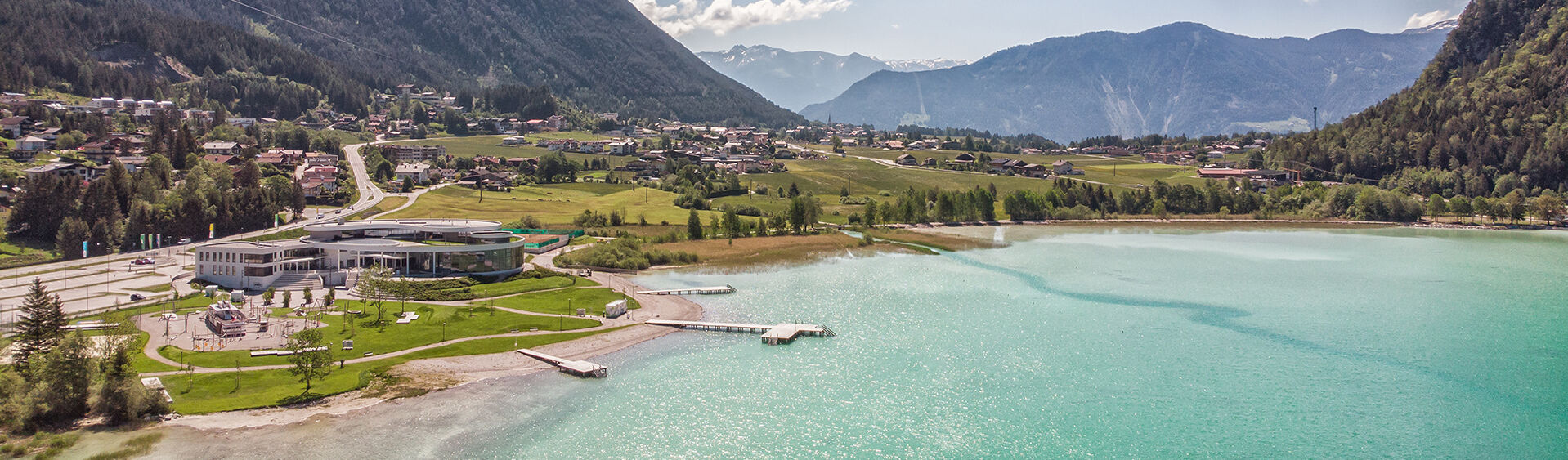 Eine Luftaufnahme vom Atoll Achensee im schönen Sonnenschein.