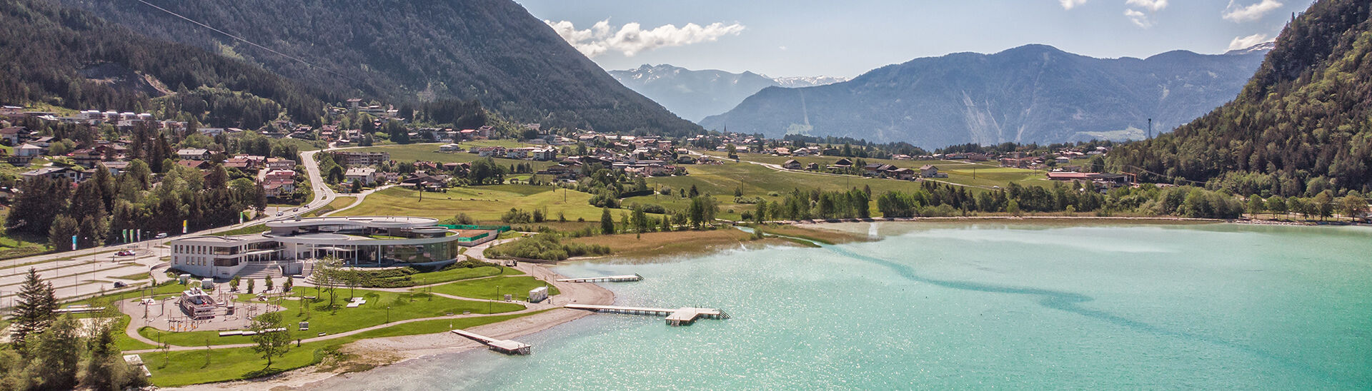 Eine Luftaufnahme vom Atoll Achensee im schönen Sonnenschein.}