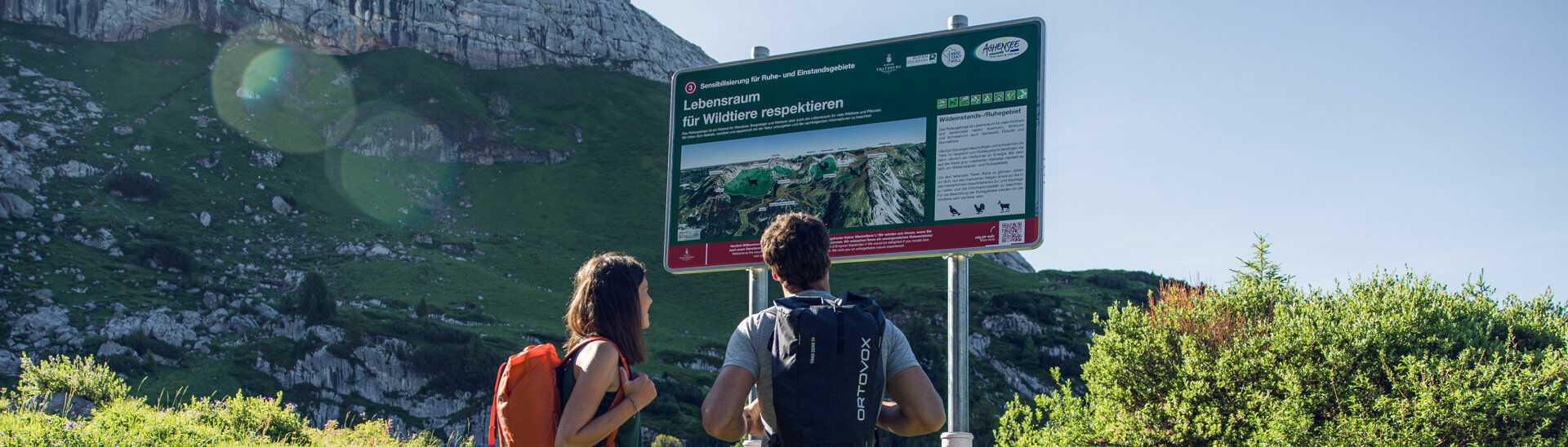 Naturlehrpfad Rofan Ein Pärchen erkundet den Naturlehrpfad Rofan und informiert sich über das richtige Verhalten in der Natur. }
