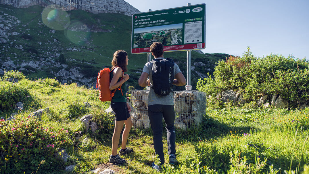 Naturlehrpfad Rofan Ein Pärchen erkundet den Naturlehrpfad Rofan und informiert sich über das richtige Verhalten in der Natur.