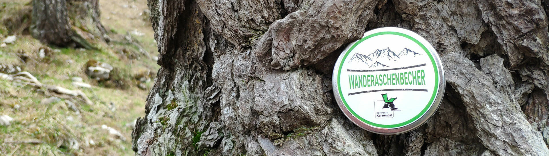 Wanderaschenbecher Der Wanderaschenbecher, bestehend aus leeren Munitionsdosen, wird bei einem Baum in Szene gesetzt.}