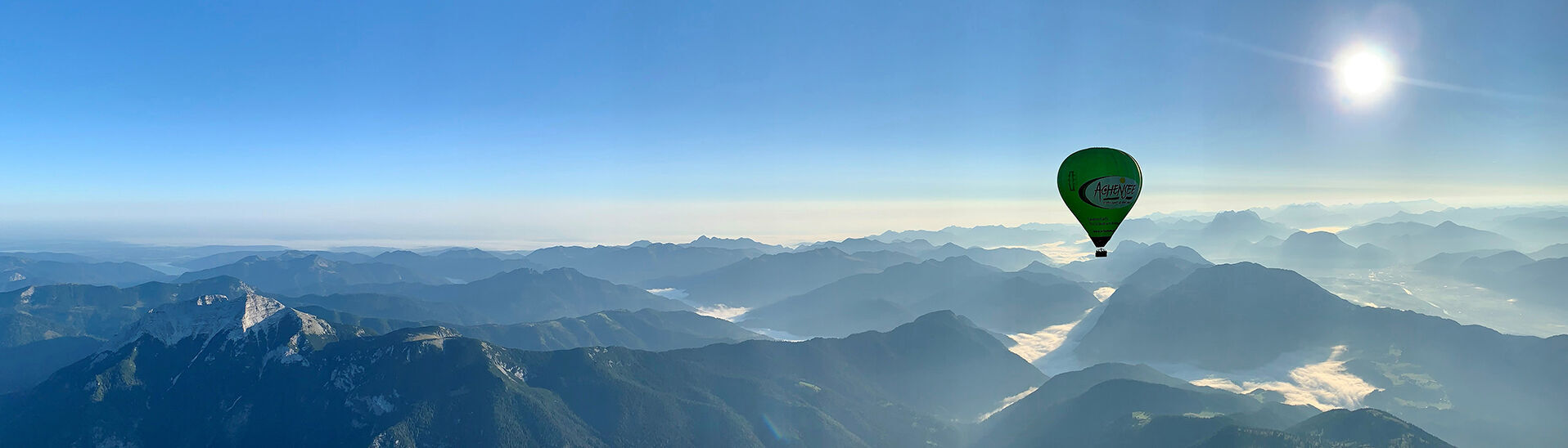 Mit dem Achensee Heißluftballon durch den Sommerhimmel schweben.}