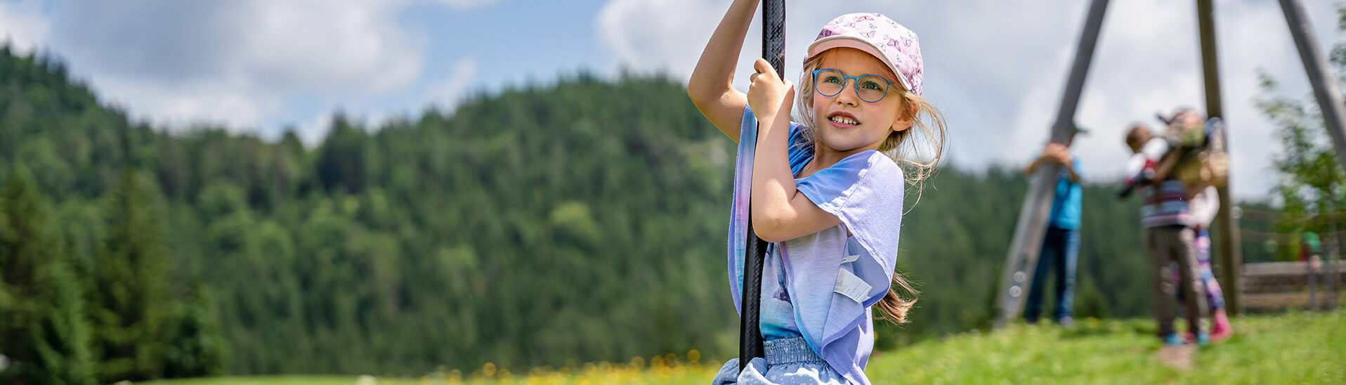 Spielplatz in Steinberg am Rofan Kinder genießen den Spielplatz in Steinberg am Rofan inmitten schöner Blumenwiese.}