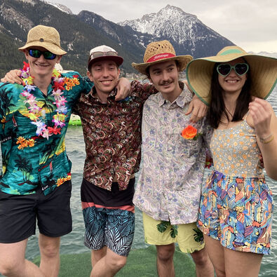 Vor dem Sprung ins kalte Nass erhalten die Teilnehmer des Events Silvesterschwimmen eine Schockkühlung.