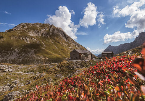 Stage 8 The Lamsenjoch hut in the Nature Park Karwendel is surrounded by beautiful autumn scenery.