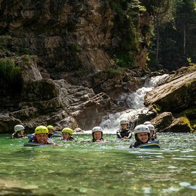 Kinder schwimmen, springen und durchwandern die schönsten Schluchten der Ferienregion Achensee.